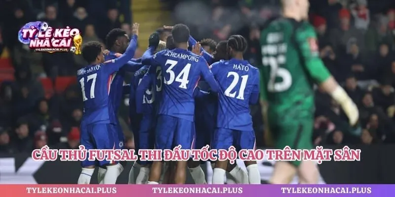 Cầu thủ futsal thi đấu tốc độ cao trên mặt sân trong nhà