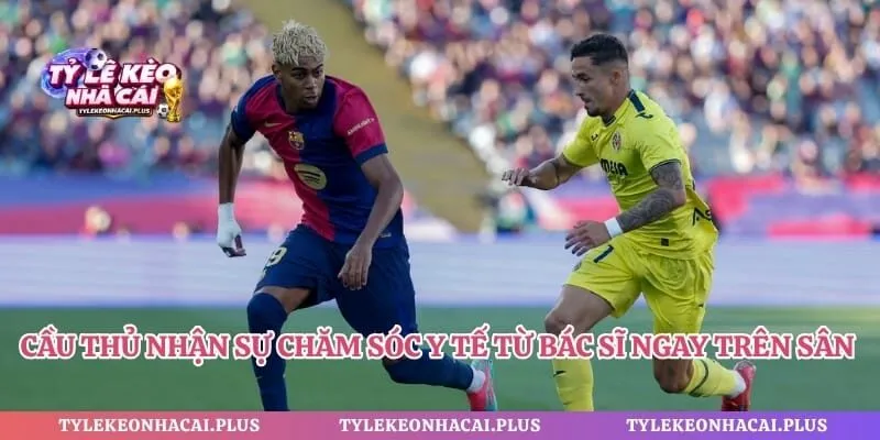 Cầu thủ nhận sự chăm sóc y tế từ bác sĩ ngay trên sân thi đấu