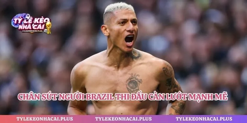 Chân sút người Brazil thi đấu càn lướt mạnh mẽ trước hàng phòng ngự