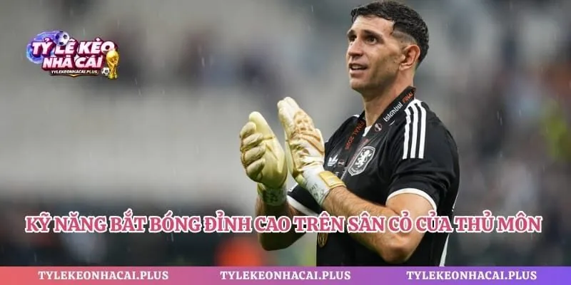 Kỹ năng bắt bóng đỉnh cao trên sân cỏ của thủ môn Martinez