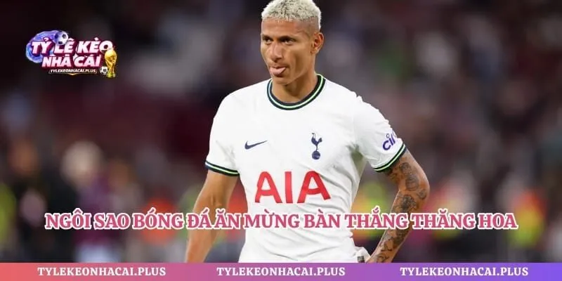 Ngôi sao bóng đá ăn mừng bàn thắng thăng hoa