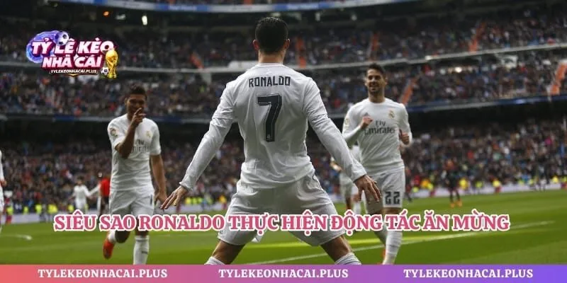 Siêu sao Ronaldo thực hiện động tác ăn mừng mang tính biểu tượng