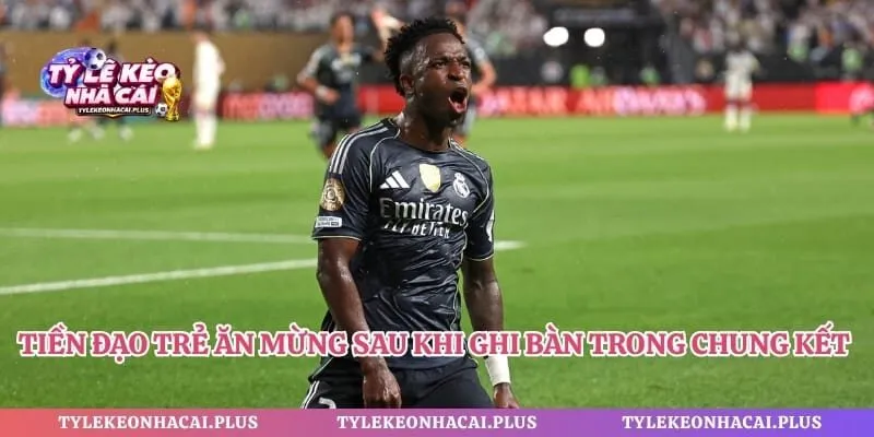 Tiền đạo trẻ ăn mừng sau khi ghi bàn trong chung kết Champions League