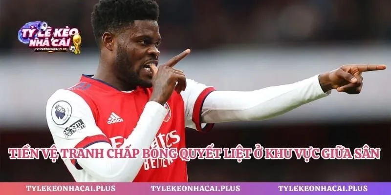 Tiền vệ tranh chấp bóng quyết liệt ở khu vực giữa sân đấu