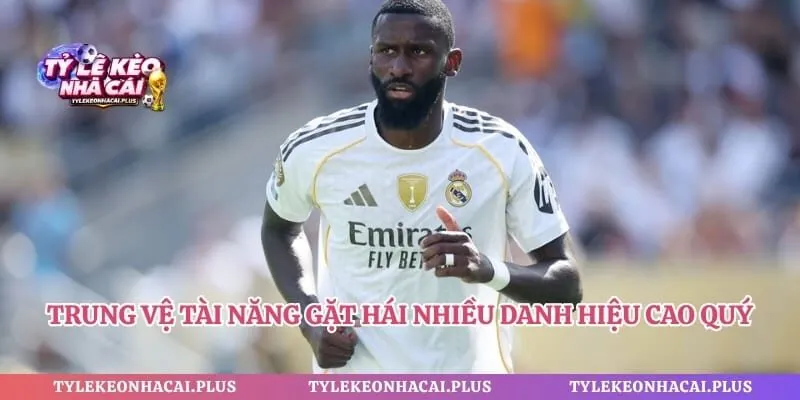Trung vệ tài năng gặt hái nhiều danh hiệu cao quý trong sự nghiệp